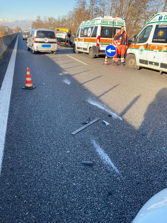 Incidente Sulla Torino Caselle Auto Si Scontra Con Altra Vettura E Si