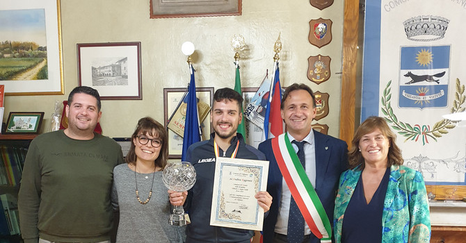 Andrea Ragonesi, campione del mondo di biliardo, festeggiato in Comune a Volpiano