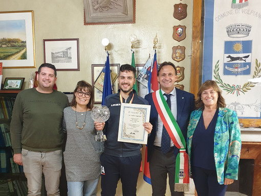 Andrea Ragonesi, campione del mondo di biliardo, festeggiato in Comune a Volpiano