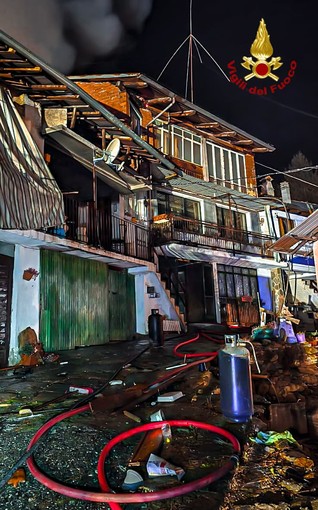 Incendio nella notte a Pont Canavese: lungo intervento dei pompieri