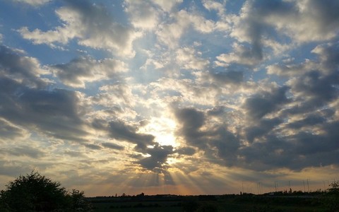 sole e nuvole nel cielo