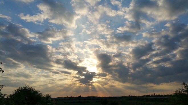 sole e nuvole nel cielo