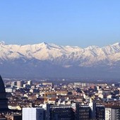 panorama di Torino con montagne innevate e Mole