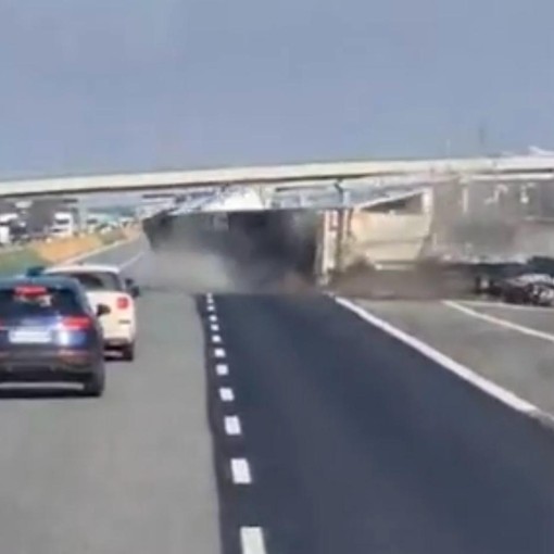 Brutto incidente lungo l'autostrada Torino-Milano (screenshot video Tik Tok)