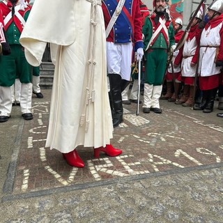 Ivrea, la Vezzosa Mugnaia indossa un paio di scarpe rosse per dire no ai femminicidi