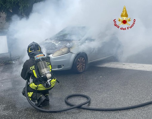 Auto in fiamme, temporaneamente chiuso al traffico il raccordo Torino-Caselle