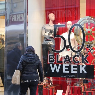 vetrina con sconti per il black friday