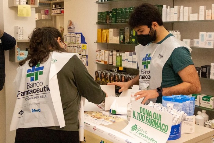 volontari del banco farmaceutico in farmacia