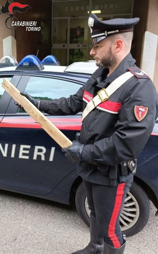 carabinieri con asse di legno in mano