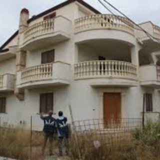 casa confiscata con agenti della Dia