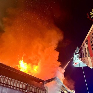 A fuoco palazzina a Brandizzo: fiamme spente dopo dieci ore di intervento