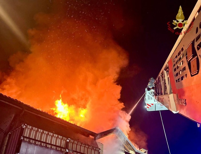 A fuoco palazzina a Brandizzo: fiamme spente dopo dieci ore di intervento