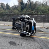 Perde il controllo del furgone che si ribalta lungo la bretella Ivrea-Santhia