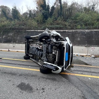 Perde il controllo del furgone che si ribalta lungo la bretella Ivrea-Santhia