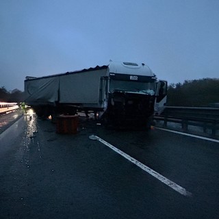 Autoarticolato sbanda sulla A5 Torino-Aosta: traffico in tilt e uscita obbligatoria a San Giorgio