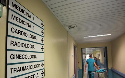 ospedale con scritte e indicazioni