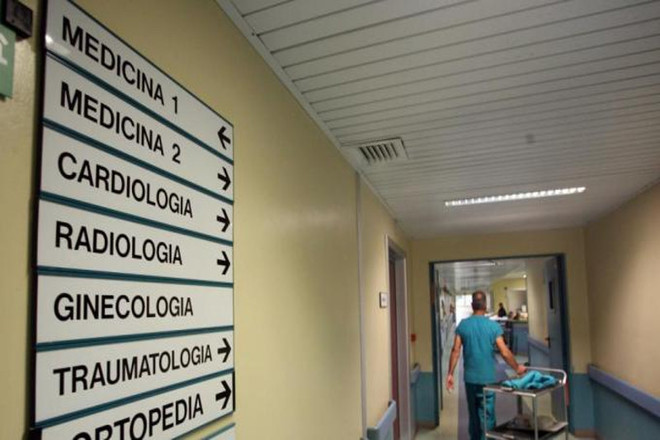 ospedale con scritte e indicazioni