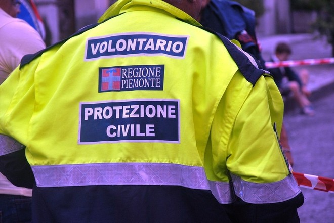 volontario della protezione civile di spalle