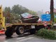 Motrice rischia di ribaltarsi trasportando un grosso escavatore: strada bloccata a Candia