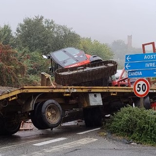 Motrice rischia di ribaltarsi trasportando un grosso escavatore: strada bloccata a Candia