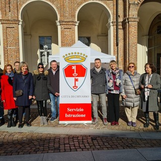 persone in piazza