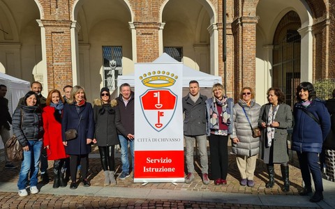 persone in piazza