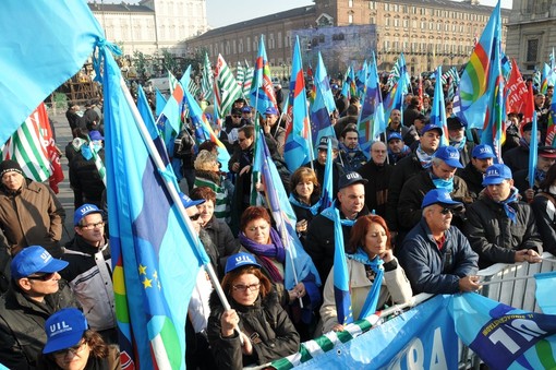 bandiere Uil in piazza