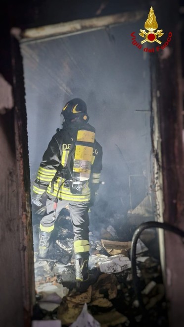 A fuoco un garage a Strambino: una persona ferita, pompieri in azione