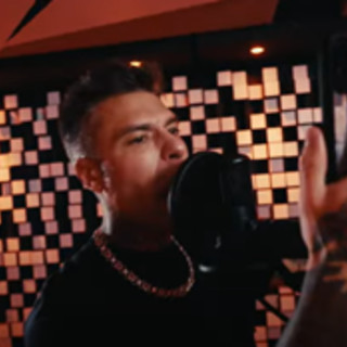 Fedez, un rap contro Tony Effe: &quot;Infame, scrivevi a mia moglie mentre mi abbracciavi&quot;