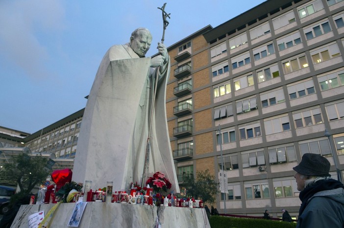 Notte tranquilla per il Papa, si è svegliato alle 8