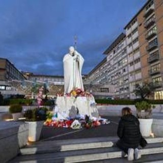 Papa Francesco, Vaticano: &quot;Situazione stabile, ha concelebrato messa stamani in cappellina&quot;