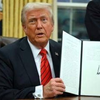 Dazi del 25% su alluminio e acciaio, Trump firma ordine esecutivo