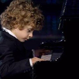 Sanremo 2025, Alessandro Gervasi: chi è il piccolo attore pianista prodigio