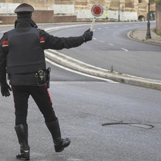 Roma, minorenni fuggono all'alt e si schiantano contro auto in sosta