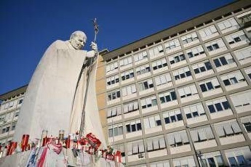 Notte tranquilla per Papa Francesco, Vaticano: &quot;Si è svegliato alle 8&quot;