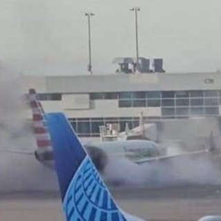 Aereo in fiamme, passeggeri sull'ala: il video da Denver