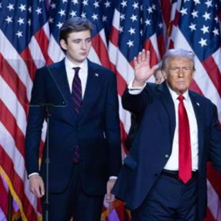 Trump, il figlio Barron gioca a calcio: &quot;Sembra Crouch&quot; - Video