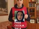 &quot;Free Cecilia Sala&quot;, Casini sui social con la foto della giornalista detenuta in Iran