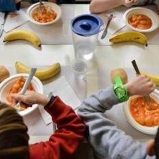 Pane e olio ai bimbi che non pagano mensa scuola, è polemica