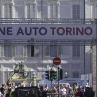 Torino, auto da rally sulla folla in piazza San Carlo: 5 in ospedale