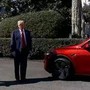 Trump compra una Tesla da Musk: &quot;Ma non la posso guidare&quot;