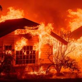 Los Angeles brucia, le star di Hollywood in fuga dall'incendio